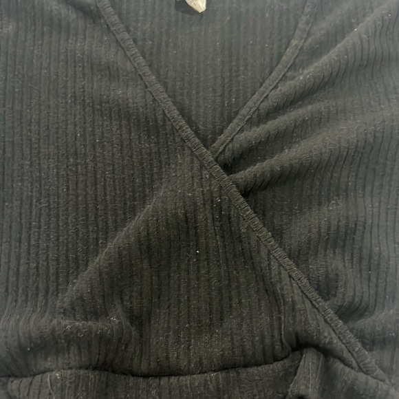 Windsor Black Cropped V-neck Top - Picture 3 of 6